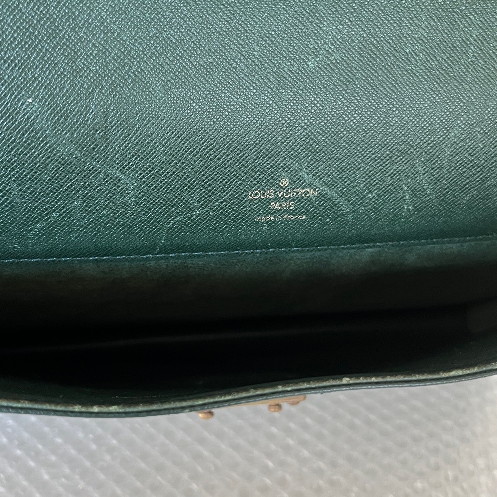 LV Taiga Leather Briefcase Unisex - Picture 10 of 11